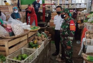 Jelang Puasa, Serda Agus Aktif Melaksankan Himbauan Protokol Kesehatan dan PPKM di Pasar Gede