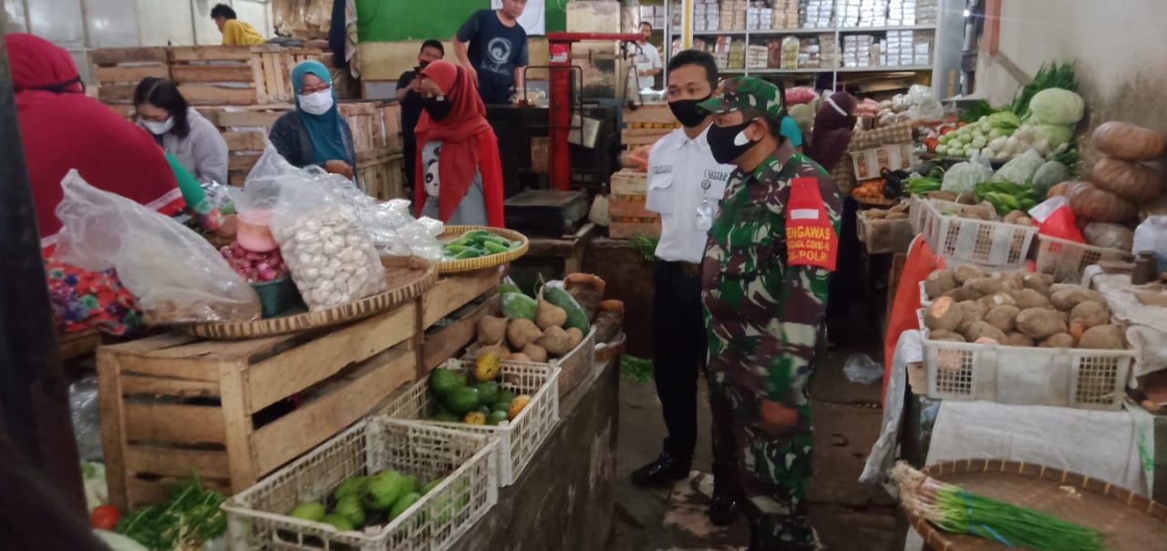 Jelang Puasa, Serda Agus Aktif Melaksankan Himbauan Protokol Kesehatan dan PPKM di Pasar Gede