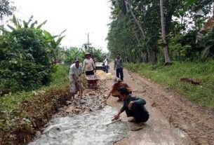 Antisipasi Kecelakaan Warga Pakuan Aji Gotong Royong Timbun Lubang