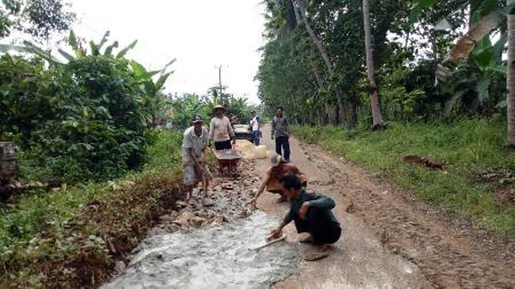 Antisipasi Kecelakaan Warga Pakuan Aji Gotong Royong Timbun Lubang