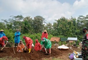 Babinsa Dampingi Pemakaman Jenazah Warga Binaan Dengan Standar penanganan Covid-19