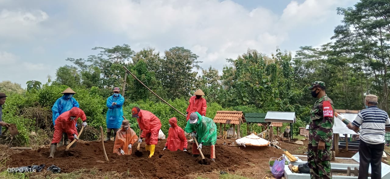 Babinsa Dampingi Pemakaman Jenazah Warga Binaan Dengan Standar penanganan Covid-19