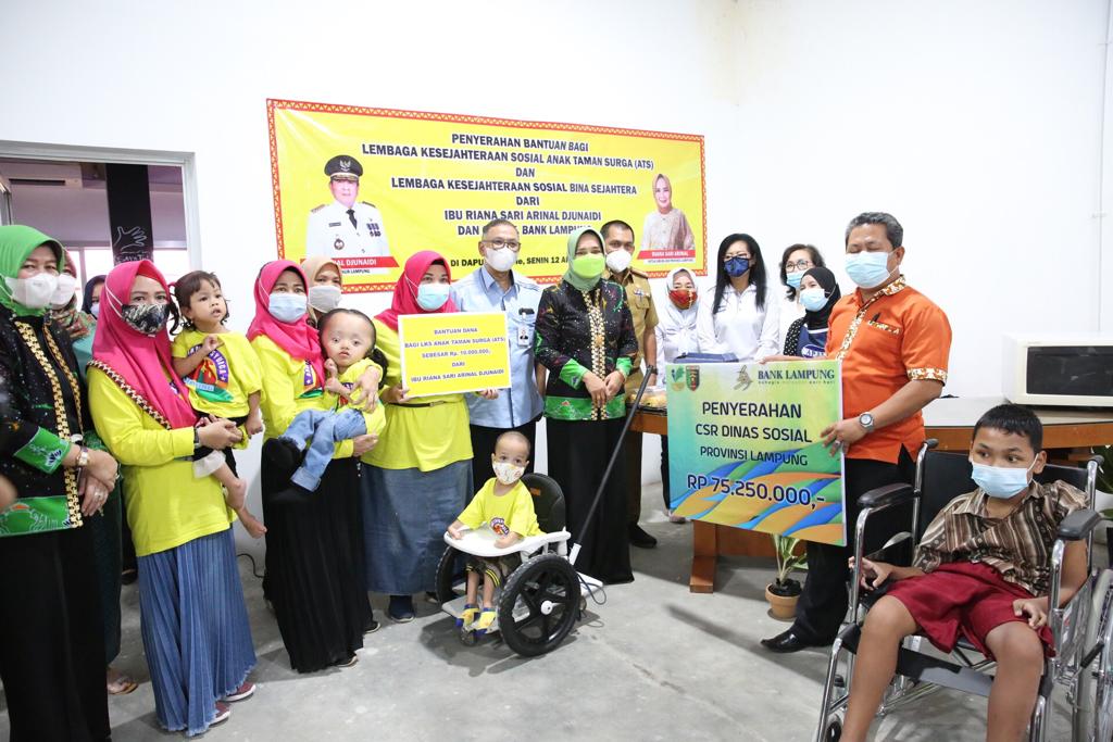 Ketua LKKS Provinsi Lampung Ibu Riana Sari Arinal Serahkan Bantuan kepada Lembaga Kesejahteraan Sosial Anak Taman Surga 