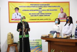 Ketua LKKS Provinsi Lampung Ibu Riana Sari Arinal Serahkan Bantuan kepada Lembaga Kesejahteraan Sosial Anak Taman Surga