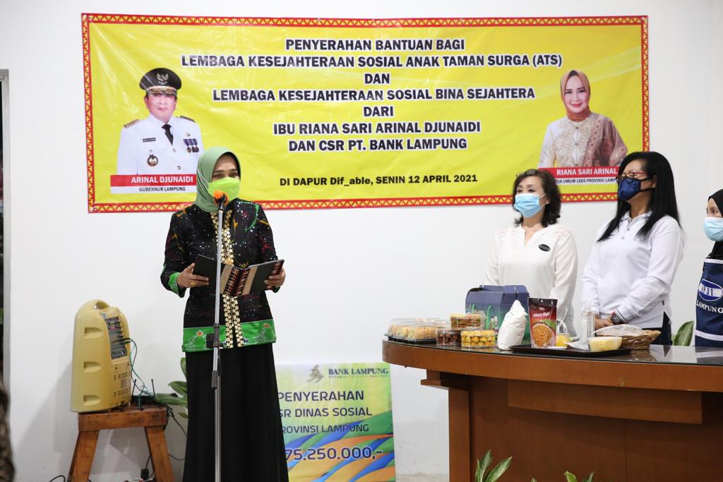 Ketua LKKS Provinsi Lampung Ibu Riana Sari Arinal Serahkan Bantuan kepada Lembaga Kesejahteraan Sosial Anak Taman Surga