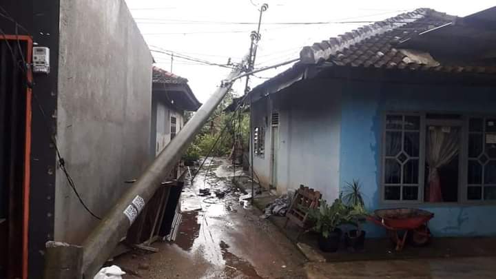 Angin Kencang Tumbangkan Tiang Listrik dan Pohon di Kota Metro