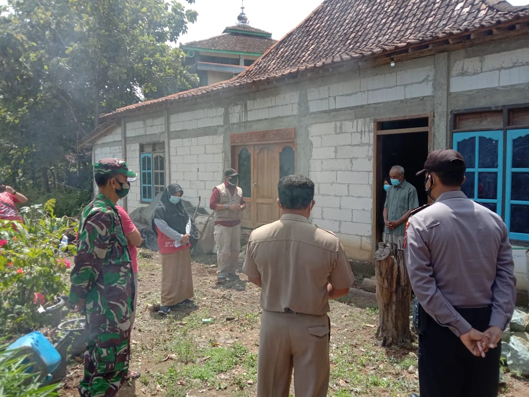 TNI Polri Dampingi Petugas Laksanakan Tracking Kepada Warga