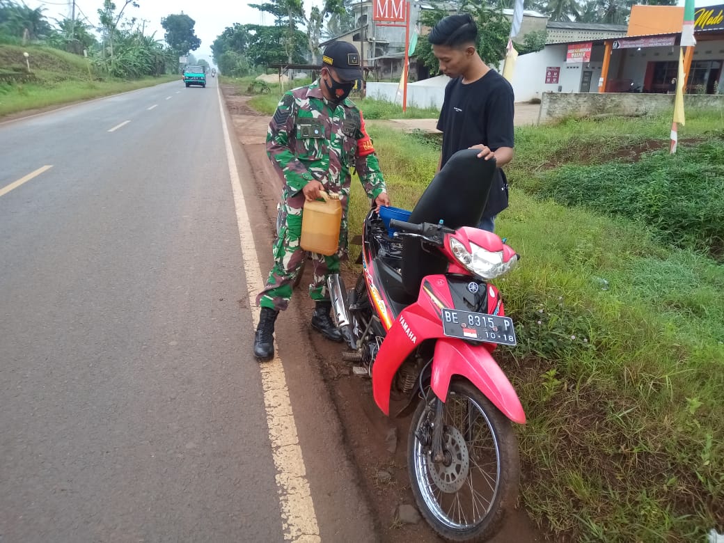 Peduli Sesama, Babinsa Koramil 04/SBW Bantu Warga Kehabisan Bensin