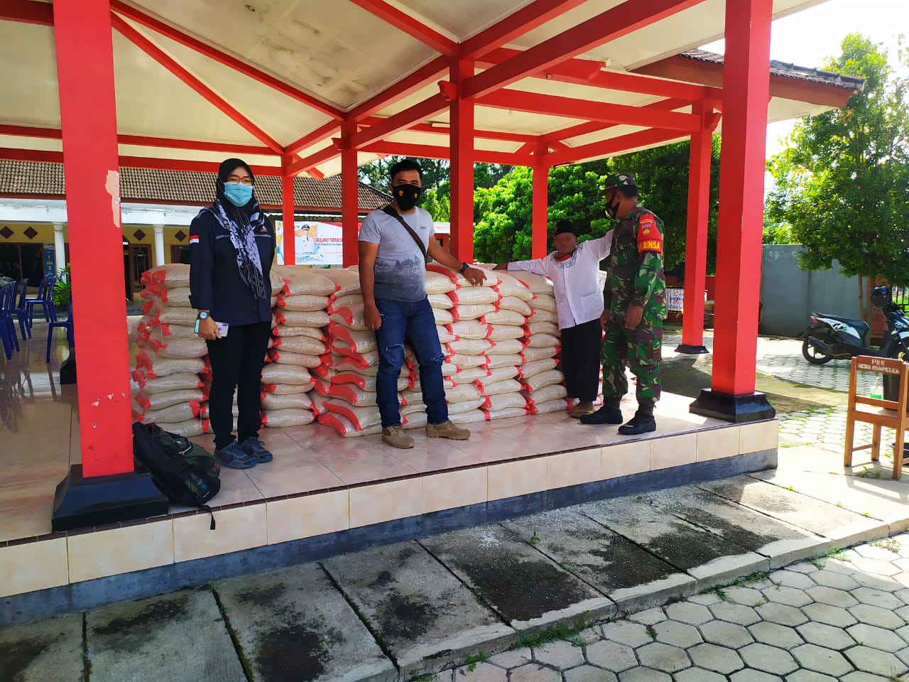 Koramil 24/Puhpelem Monitoring Penyaluran Bantuan Sembako Kepada Warga Masyarakat
