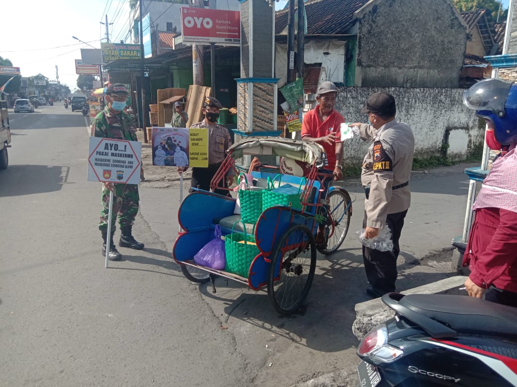 Laksanakan Himbauan 5M Dan Bagikan Masker Koramil 06/Kartasura, Sukseskan PPKM Mikro