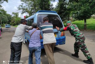 Antisipasi Kemacetan Peltu Mansyah Dorong Angkot Mogok