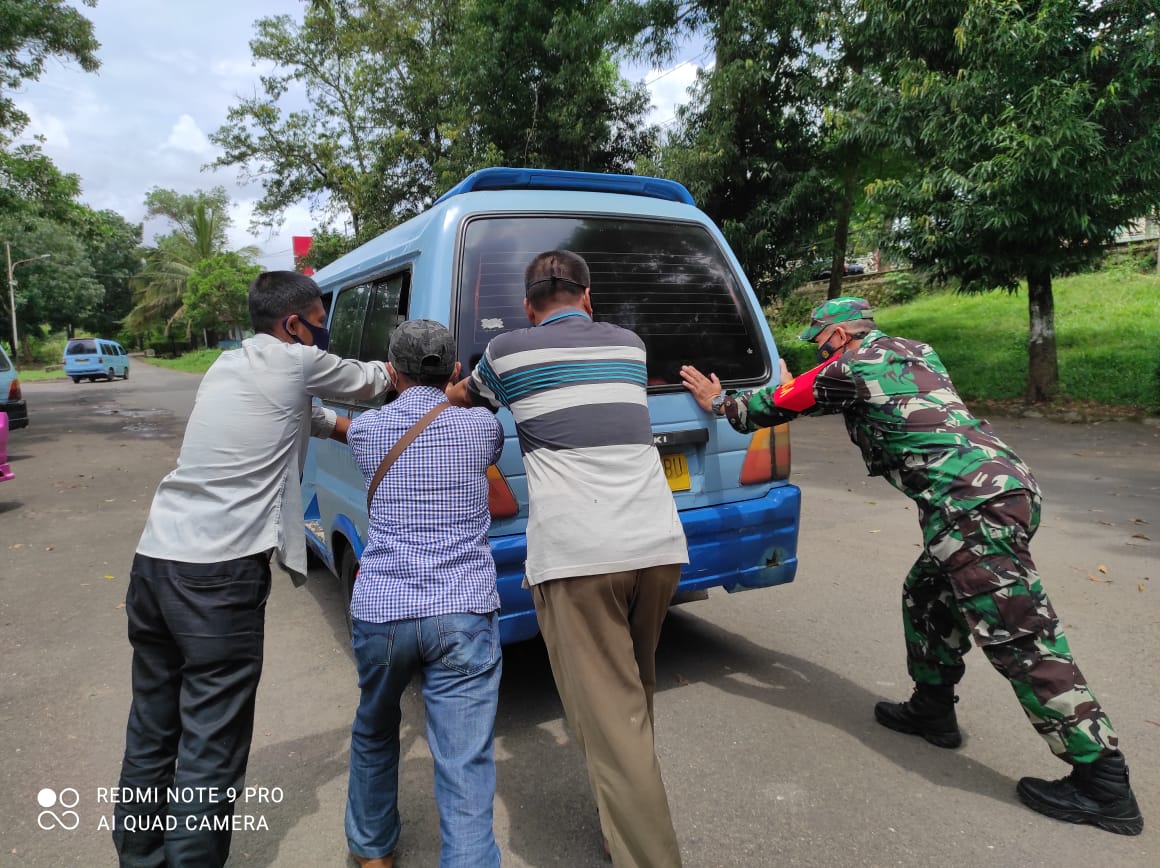 Antisipasi Kemacetan Peltu Mansyah Dorong Angkot Mogok