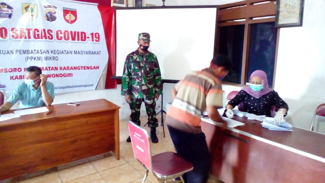 Babinsa Temboro Dampingi Penyaluran BLT-DD Kepada 74 Warga Masyarakat