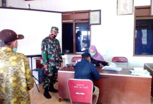 Babinsa Temboro Dampingi Penyaluran BLT-DD Kepada 74 Warga Masyarakat