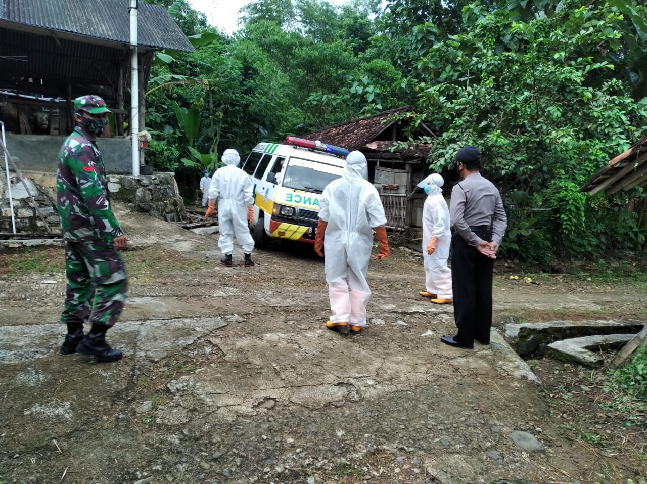 Anggota Koramil 07/Tirtomoyo Dampingi Pemakaman Jenazah Dengan Prosedur Covid-19