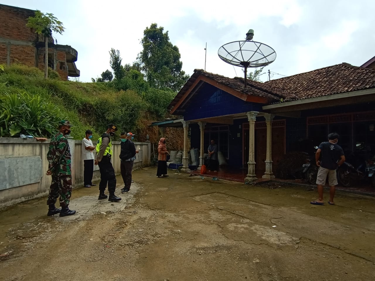 Putus Rantai Penyebaran Covid-19. Anggota koramil 23/Karangtengah Dampingi Nakes Laksanakan Tracking