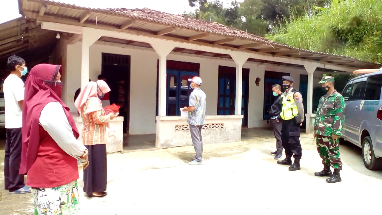 Putus Rantai Penyebaran Covid-19. Anggota koramil 23/Karangtengah Dampingi Nakes Laksanakan Tracking
