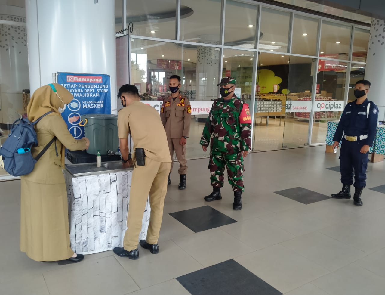 Personel Babinsa Bersama Tim Gugus Penanganan Covid-19 Kota Bandar Lampung