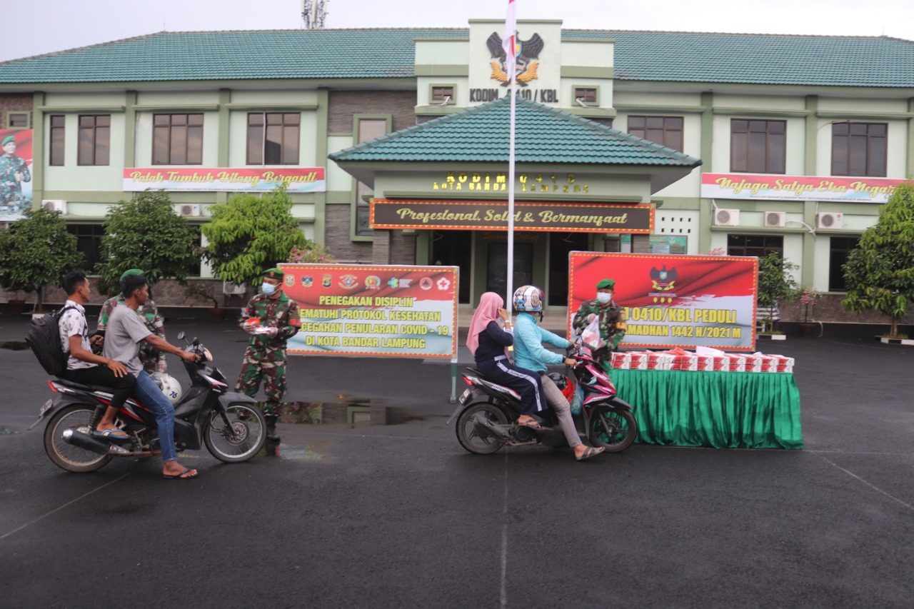 Kodim 0410/KBL Membagikan Takjil dan Masker Gratis Di Bulan Suci Ramadhan 1442 H