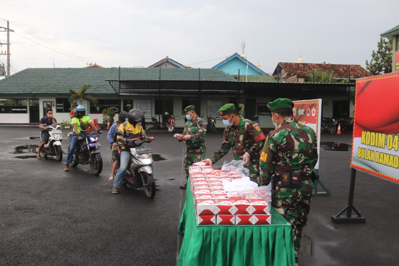 Kodim 0410/KBL Membagikan Takjil dan Masker Gratis Di Bulan Suci Ramadhan 1442 H