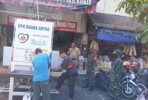 Bakti TNI Bersama Lurah Pasar Terapkan PPKM Berbasis Mikro di Pasar Harjodaksino