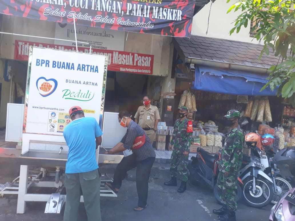 Bakti TNI Bersama Lurah Pasar Terapkan PPKM Berbasis Mikro di Pasar Harjodaksino