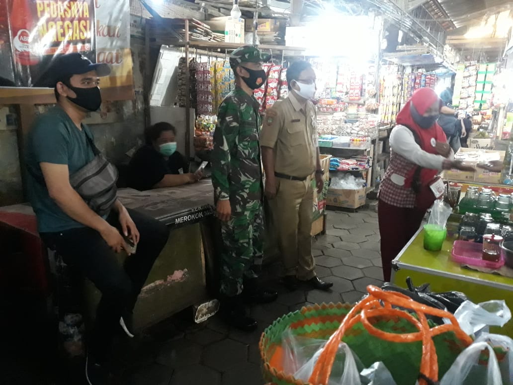 Bakti TNI Bersama Lurah Pasar Terapkan PPKM Berbasis Mikro di Pasar Harjodaksino