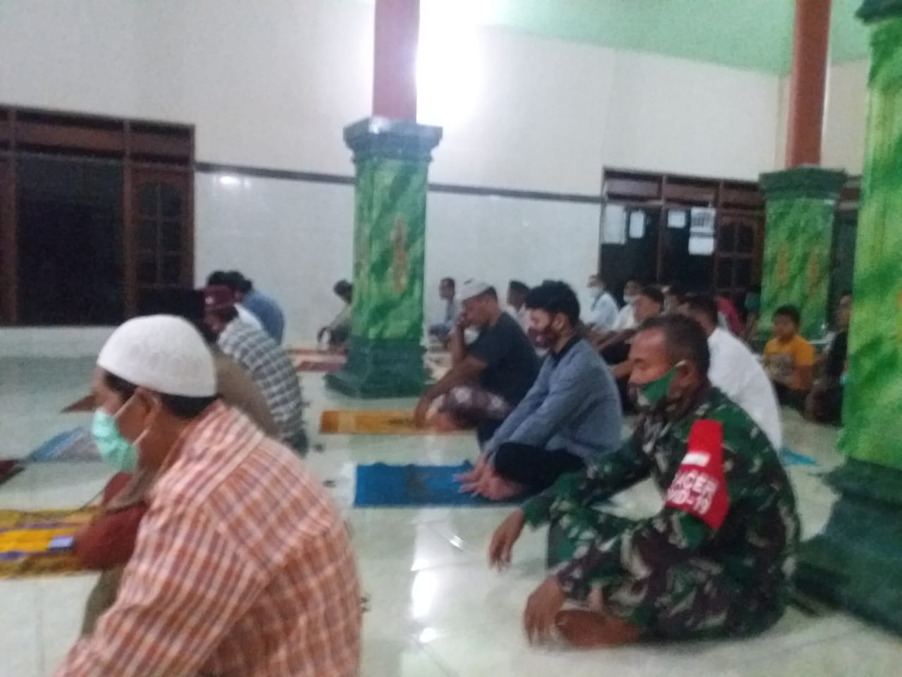 Terapkan Protokol Kesehatan, Babinsa Koramil 17/Sidoharjo Laksanakan Shalat Tarawih Bersama