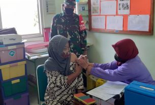 Anggota Koramil 23/Karangtengah Dampingi Vaksinasi Terhadap Lansia