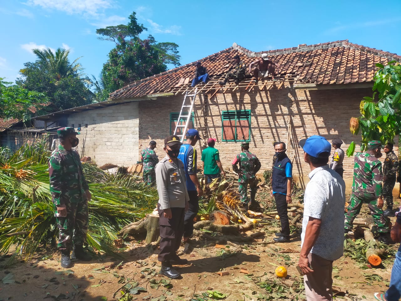 TNI Polri Saling Sinergi Bantu Warga Terdampak Hujan Angin Kencang