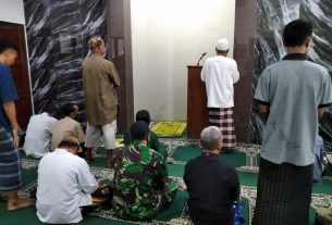 Sholat Jum'at Bersama Alat Komsos Bagi Serka Hakib dengan Warga Binaannya