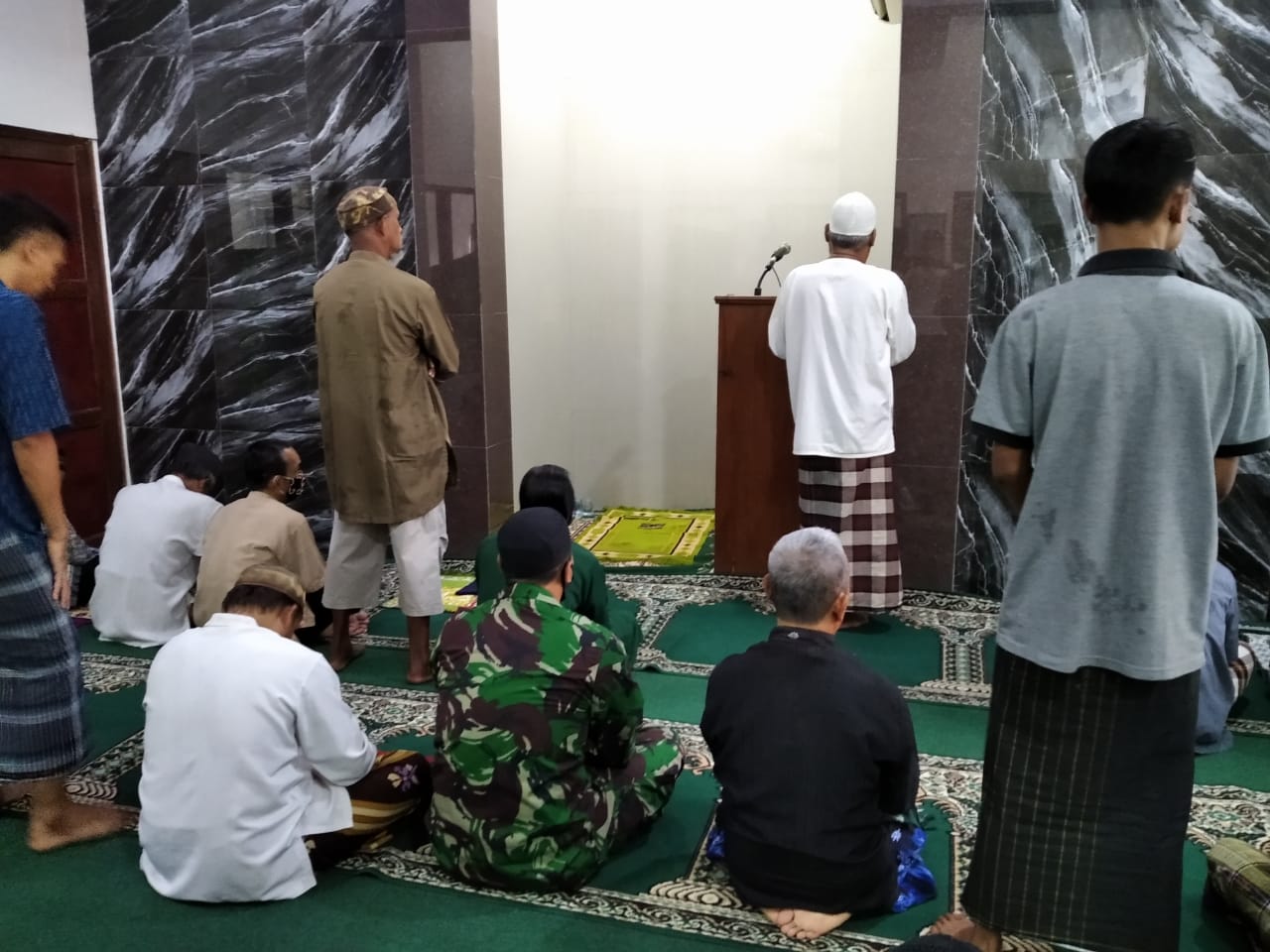 Sholat Jum'at Bersama Alat Komsos Bagi Serka Hakib dengan Warga Binaannya