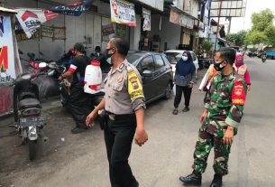 Cegah Covid-19, Serda Budiono Terus Lakukan Penyemprotan Disinfektan Dan Membagikan Masker