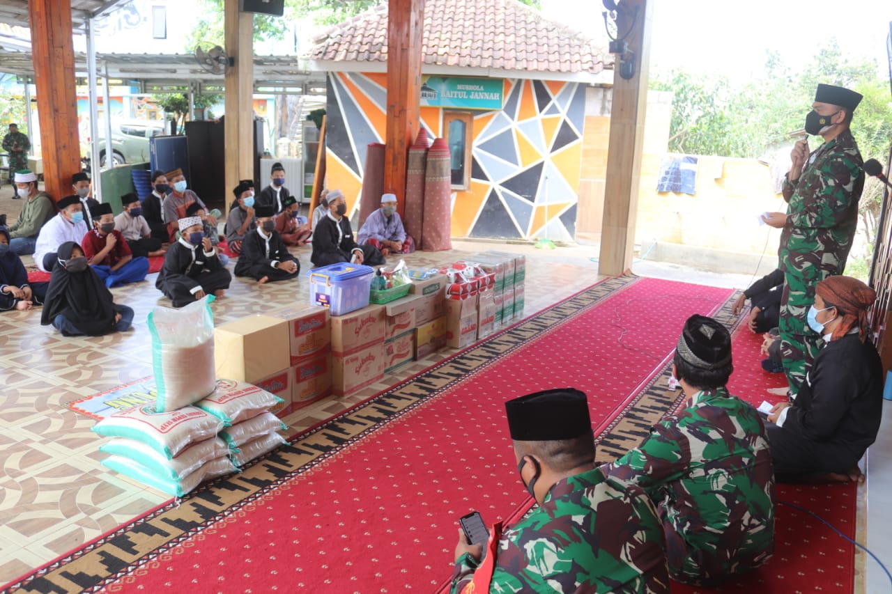 Kolonel Inf Romas Herlandes mengunjungi Panti Asuhan/Yayasan Baitul Jannah