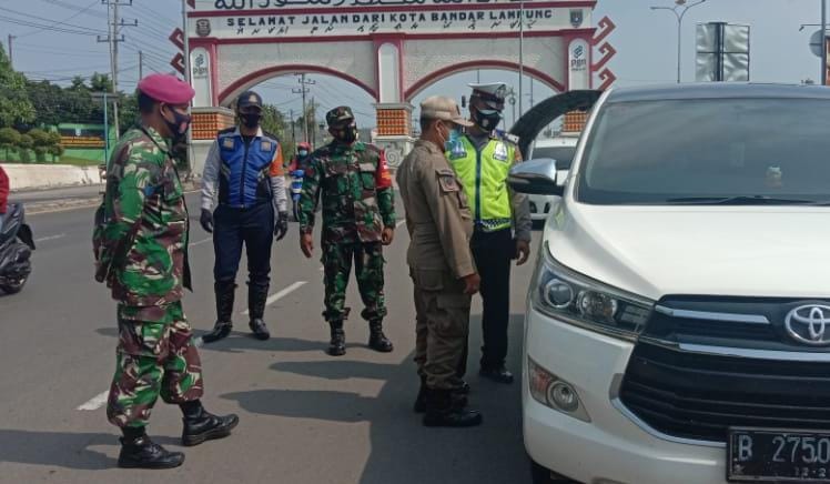 Sejumlah Personel Kodim 0410/KBL Melakukan Penyekatan