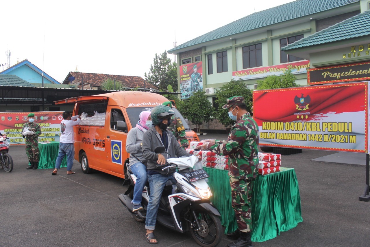 Keluarga besar Kodim 0410/KBL Memberikan makanan buka puasa