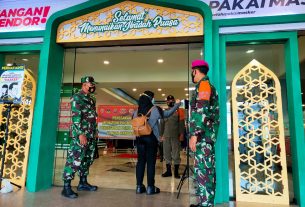 Sertu Sony, menghimbau pengunjung Mall Kartini