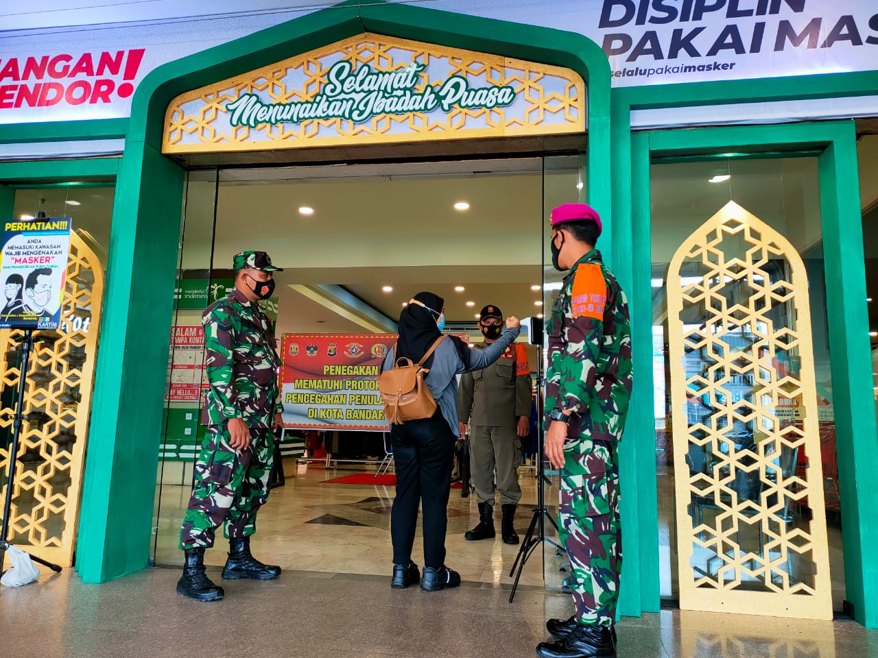 Sertu Sony, menghimbau pengunjung Mall Kartini