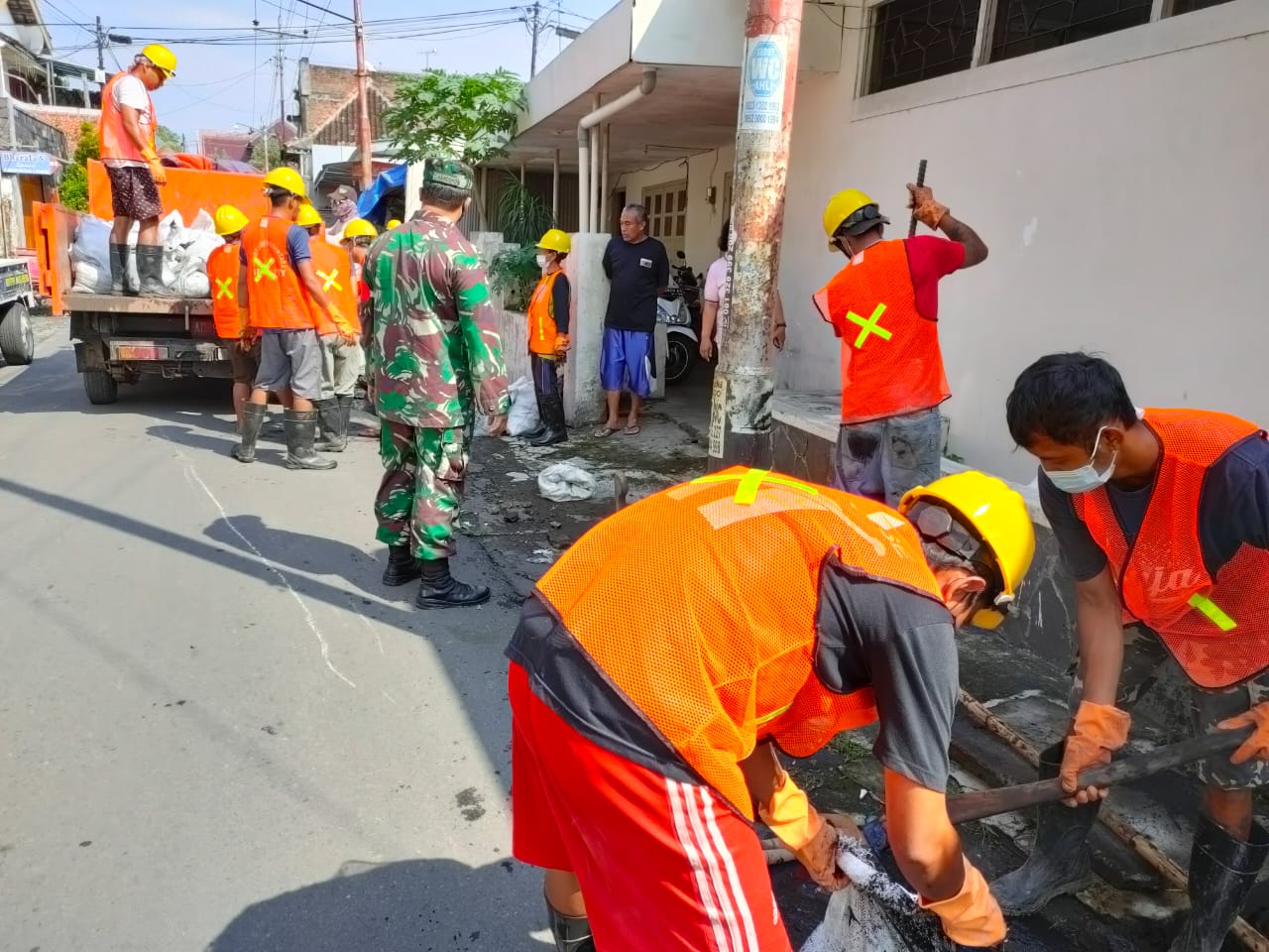 Koptu Catur dan Plt. Lurah Kemlayan Tinjau Sosialisasi dan Pelatihan Tenaga Kerja CFW Tahun 2021