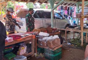 Babinsa Desa Jeblogan Bersama Tim PPKM Keliling Pasar Himbau Warga Terapkan Protkes Dan Bagi-Bagi Masker