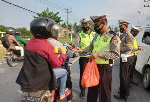 Satlantas Polres Tulang Bawang Bagikan Takjil dan Imbau Warga Untuk Tidak Mudik Lebaran 2021