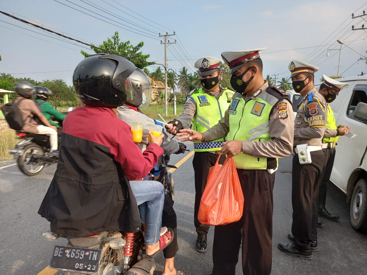 Satlantas Polres Tulang Bawang Bagikan Takjil dan Imbau Warga Untuk Tidak Mudik Lebaran 2021