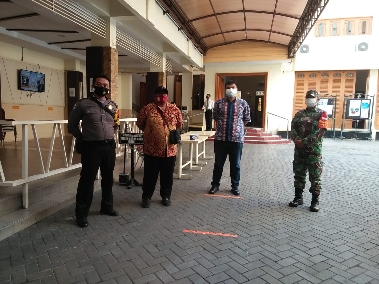 Sertu Rohmad Pengamanan dan Cek PPKM Ibadah Minggu Pagi di GKJ Coyudan