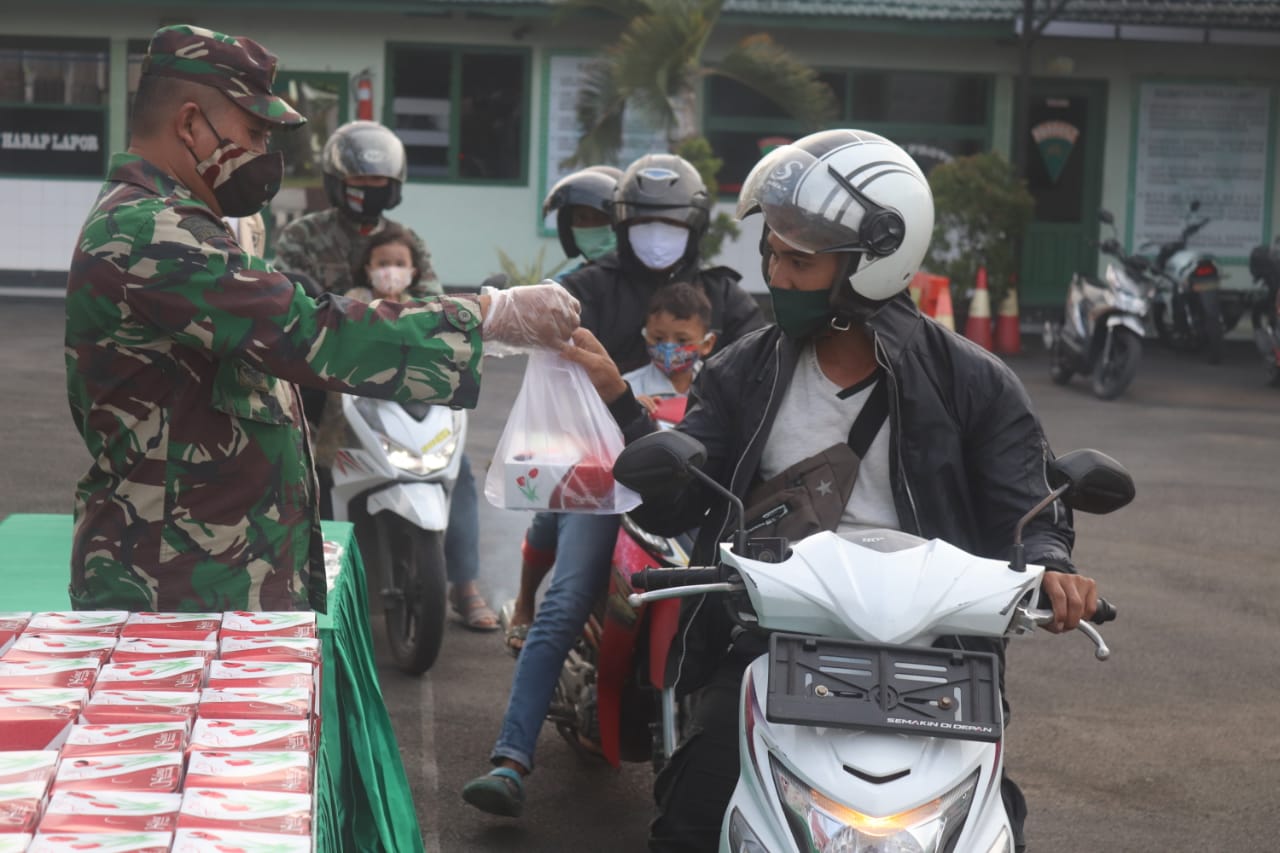 Personel Kodim 0410/KBL Kegiatan Sosial Dengan Melakukan Berbagi Takjil Berbuka Puasa