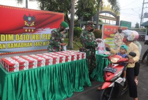 Personel Kodim 0410/KBL Kegiatan Sosial Dengan Melakukan Berbagi Takjil Berbuka Puasa