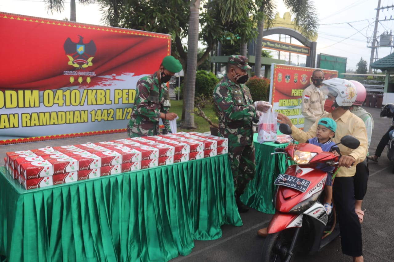 Personel Kodim 0410/KBL Kegiatan Sosial Dengan Melakukan Berbagi Takjil Berbuka Puasa