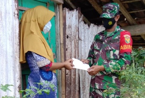Babinsa Kodim 0429/Lamtim Bagikan Sembako Dan Santunan Di Bulan Ramadhan