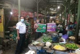 Babinsa Danukusuman Sasar PPKM di Pasar Harjodaksino