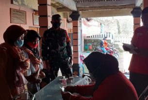 Anggota Babinsa Koramil 23/Karangtengah Dampingi Penyaluran BNPT Di Masing-Masing Desa Binaan