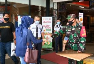 Babinsa Koramil 410-06/ menghimbau pengunjung Mall Bumi Kedaton